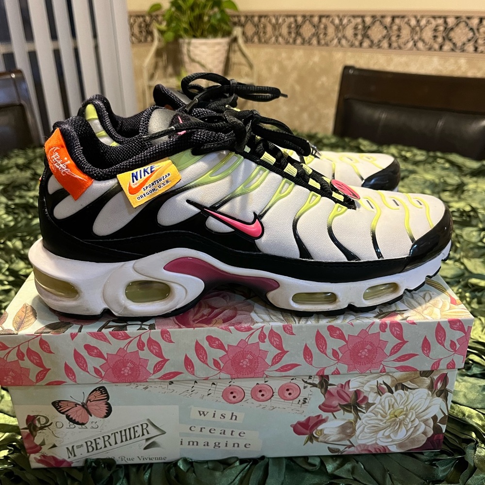Women’s Nike Air Max Plus Tn “Have a Nice Day”  Size 8.5